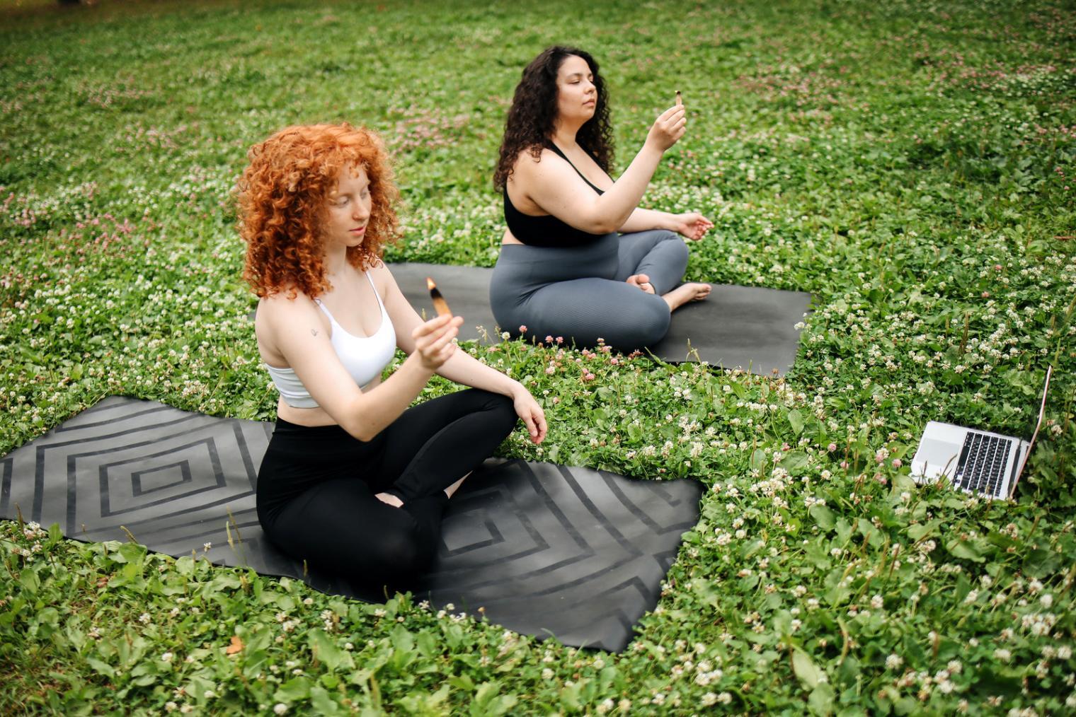 Ambiente sereno di meditazione con elementi naturali